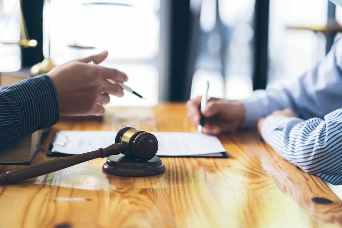 Les solutions juridiques face aux litiges immobiliers : guide complet pour vous défendre