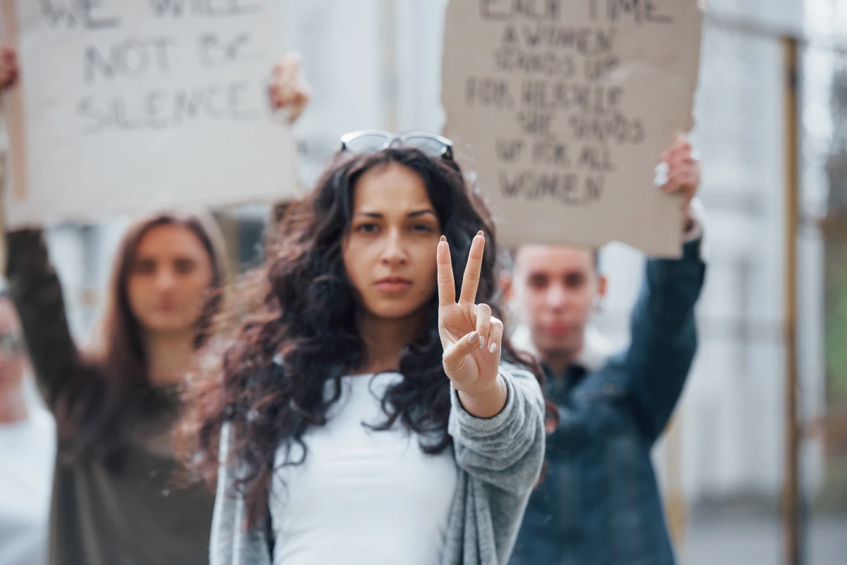 La liberté de réunion à l'ère numérique : quand la rue devient virtuelle