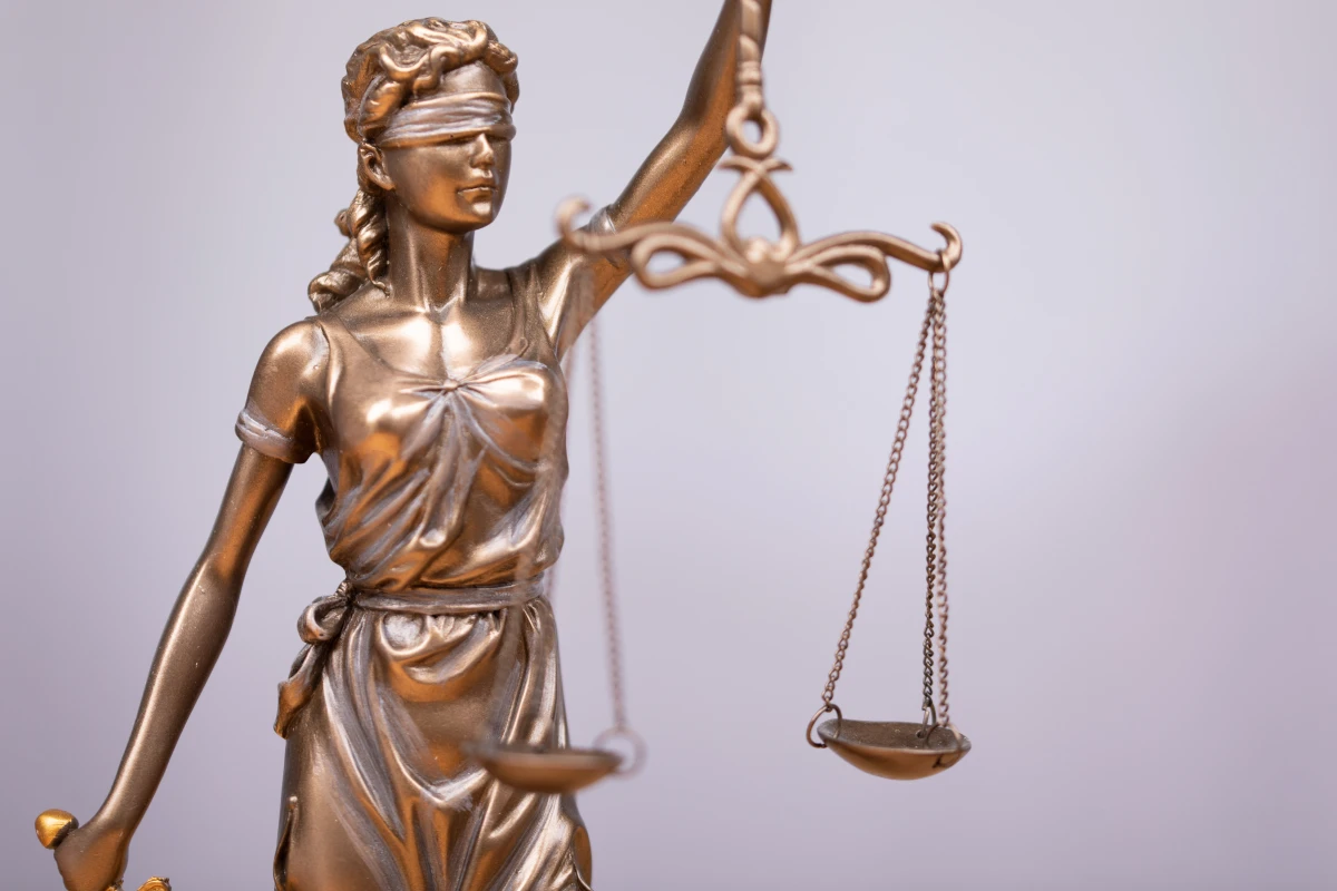 Équilibre fragile : le droit à un procès équitable face aux droits des victimes